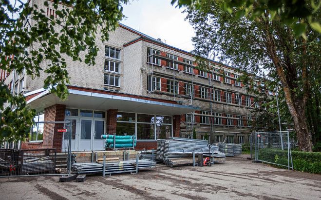 Šovasar ir sākti būvdarbi Jūrmalas pilsētas Kauguru vidusskolā, veicot skolas ēkas norobežojošo konstrukciju siltināšanu, veco koka logu un durvju nomaiņu, apkures sistēmas pārbūvi, jaunas elektroinstalācijas sistēmas izbūvi un zibens aizsardzības sistēmas atjaunošanu. Foto – Ivars Ķezbers