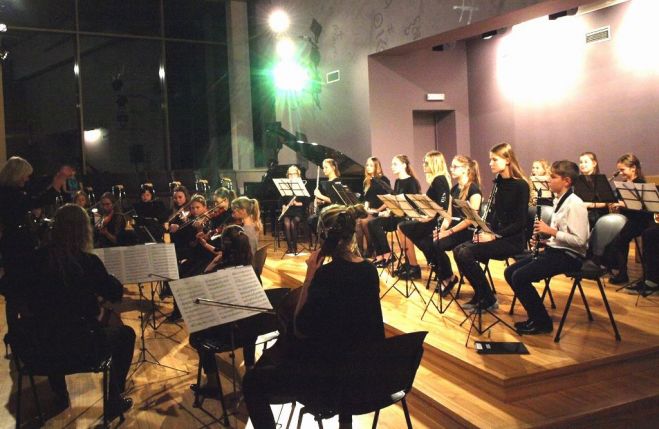 Ādažu mūzikas skolas kamerorķestris spēlēs kopā ar stīgu orķestri no Hamburgas