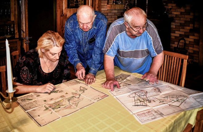Gunita Dzene, Visvaldis Voins un “Juču” saimnieks Viktors Rozenbergs vāc materiālus grāmatai par Kalngali. Foto - Valdis Brauns