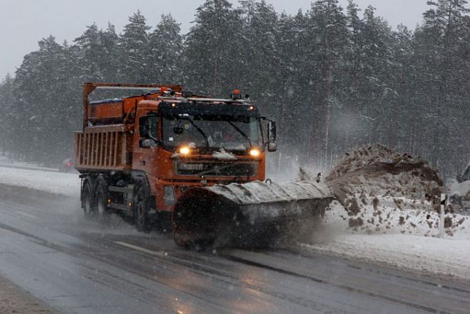 Sniegs daudzviet apgrūtina braukšanu; strādā 104 ziemas tehnikas vienības