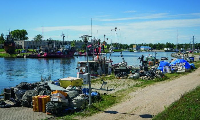 Pāvilosta pārliecinoši pierāda, ka zvejas flote un jahtas lieliski papildina piekrastes ainavu – tūrisms iet roku rokā ar rūpniecisko zveju. Foto – Valdis Brauns