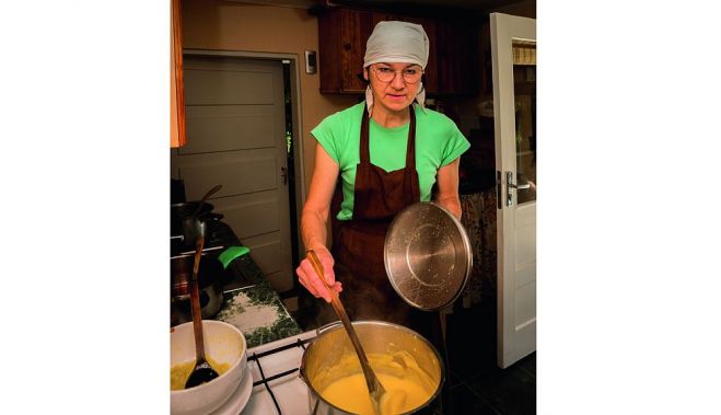 Dženeta Marinska Kolkas “Ūšos” gatava viesiem ne tikai vārīt ķirbju putru, bet arī cept reņģes un sklandraušus. Foto – Valdis Brauns