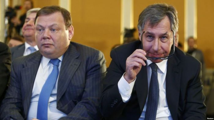 Gan Krievijas "Alfa Bank" dibinātājs un līdzīpašnieks, latviešu strēlnieka mazdēls Pjotrs Avens (attēlā pa labi), gan arī konsorcija "Alfa Group" uzraudzības padomes priekšsēdētājs Mihails Fridmans (pa kreisi) ar lielu degsmi rūpējas par piesātinātu akadēmiskās mūzikas dzīvi Latvijā. Kāda apskaužama nesavtība!