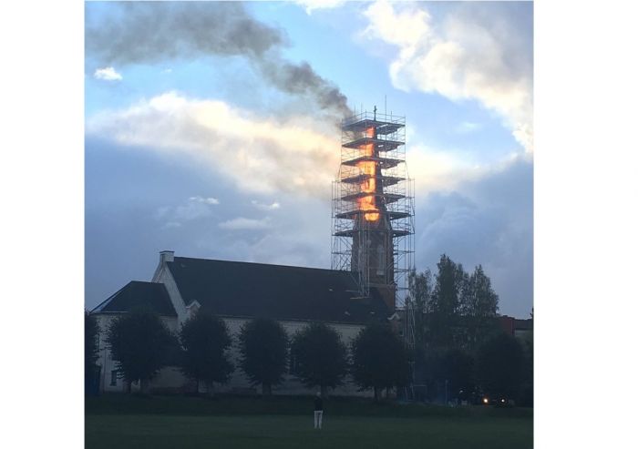 Svētā Jāņa baznīca ugunsgrēka laikā.