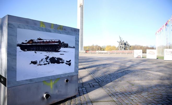 Lielformāta fotogrāfiju izstāde pie pieminekļu kompleksa Uzvaras parkā par Ukrainas kara ikdienu. Foto – Paula Čurkste, LETA