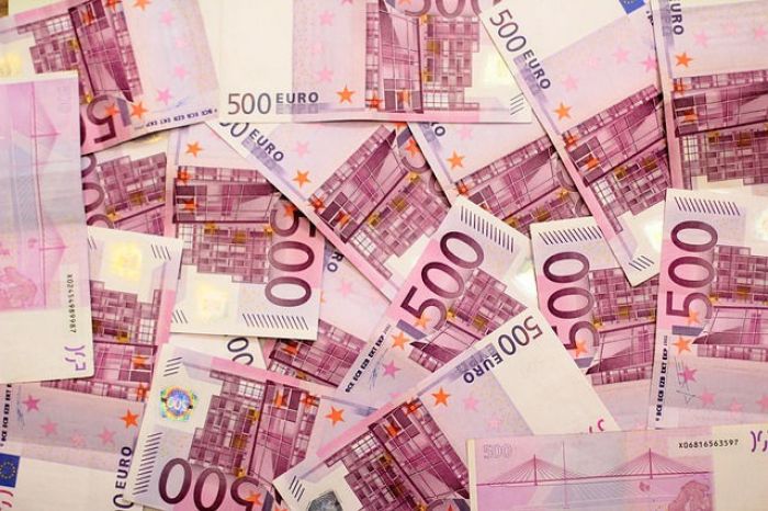Eirozonas valstis pārtrauks 500 eiro banknošu emitēšanu