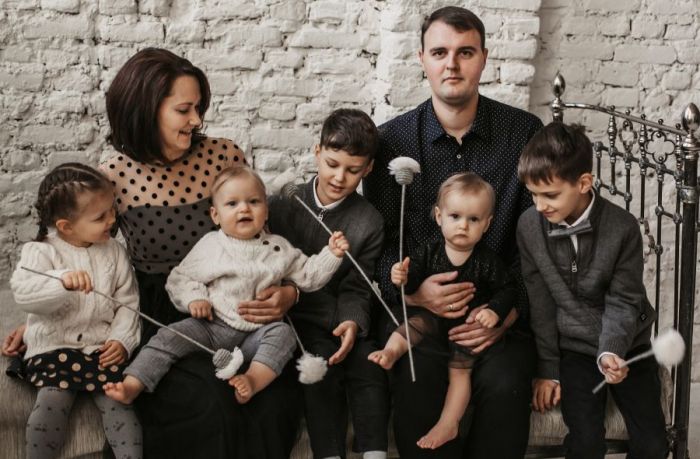 Vikotrija Ozola ar ģimeni. Foto – publicitātes