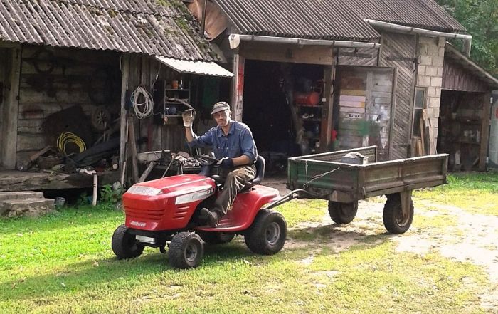 Tas, ka ir tikai viena kāja, Oskaru nekavē savā saimniecībā veikt visus lauku darbus un vadīt mazo traktoriņu. Foto – no privātā arhīva