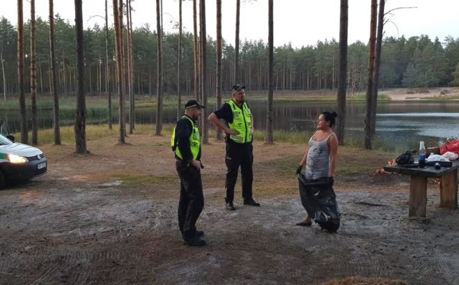 Meža sakopšanu Garkalnē traktē kā pārkāpumu: cilvēki savāc miskasti, bet uzrodas policisti
