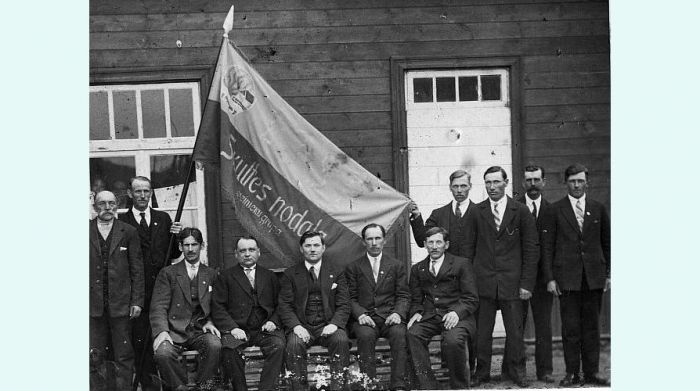 Skultes zvejnieku kooperatīva “Jūras zivs” biedri. Aptuveni 1933. gads. Foto no Limbažu muzeja krājuma. Autors nezināms