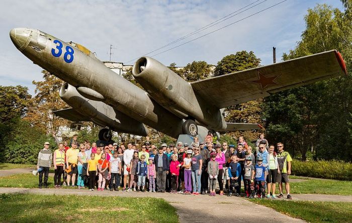 Skultes bumbvedējs IL-28 ciema centrā uz postamenta uzlikts pagājušā gadsimta 60. gados. Vēsturiski Skultes ciemā, izmantojot šo lidmašīnas modeli, tika gatavoti padomju armijas kara lidotāji. Šo sentimentu bijušie padomju virsnieki nodod tālāk – skolasbērniem. Foto – arhīvs