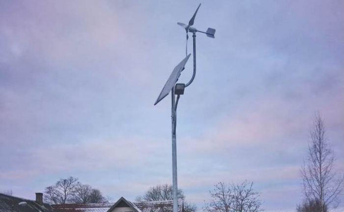 Daugmales pagastā uzstādīta laterna, kas darbojas ar saules un vēja enerģiju