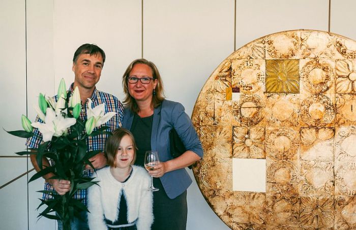 Mākslinieku Mareku Gurecki bija ieradusies sveikt viņa ģimene. No kreisās: Mareks Gureckis, sieva Elīna un meita Līva. Foto – Pēteris Gertners