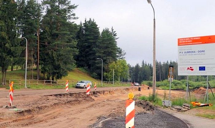 Konstatēti defekti autoceļa Ulbroka-Ogre posmā, kur pērn veikti remontdarbi