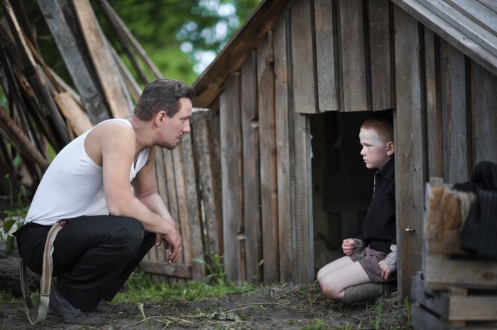 Foto: Latvijas kinoteātros sāks izrādīt Dāvja Sīmaņa filmu "Tēvs Nakts"