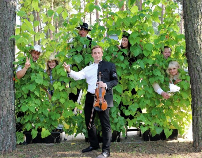 Muzikālā apvienība "Paldies Tev, draugs" piedāvā koncertizrādi "Ceļojošais vijolnieks"