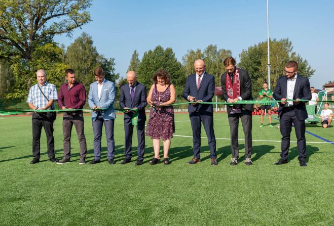 Foto: Atklāts Mārupes vidusskolas atjaunotais stadions