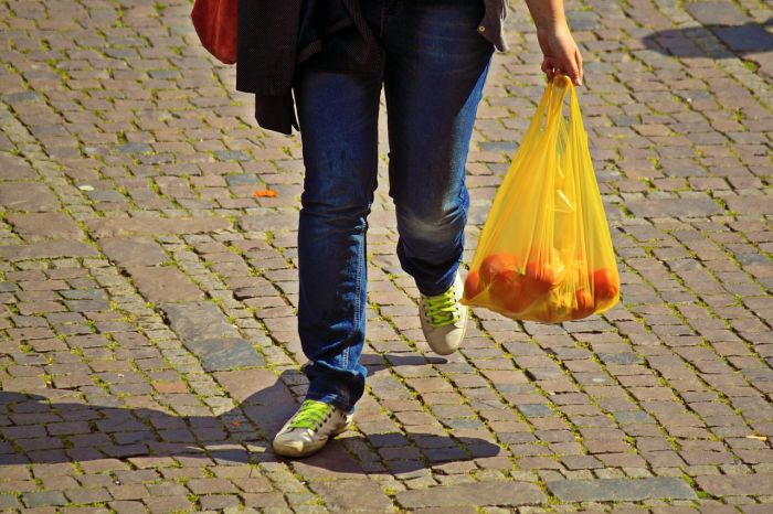 No 2019. gada veikalos aizliegs bezmaksas plastmasas maisiņus