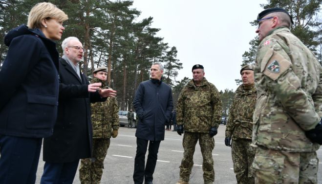 Valsts prezidents Egils Levits un NATO ģenerālsekretārs Jenss Stoltenbergs viesojās Ādažu militārajā bāzē, kur tikās ar karavīriem un iepazinās ar militāro mācību norisi. Foto - Valsts prezidenta kanceleja 