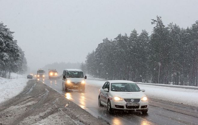 Šorīt braukšanas apstākļi apgrūtināti Latvijas centrālajā un rietumu daļā