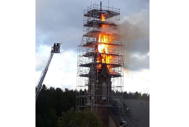 Piņķos šovakar ar atklātu liesmu aizdedzies Svētā Jāņa baznīcas tornis