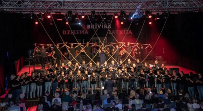Carnikavā izskan patriotisko dziesmu koncerti un pasniegti Atzinības raksti