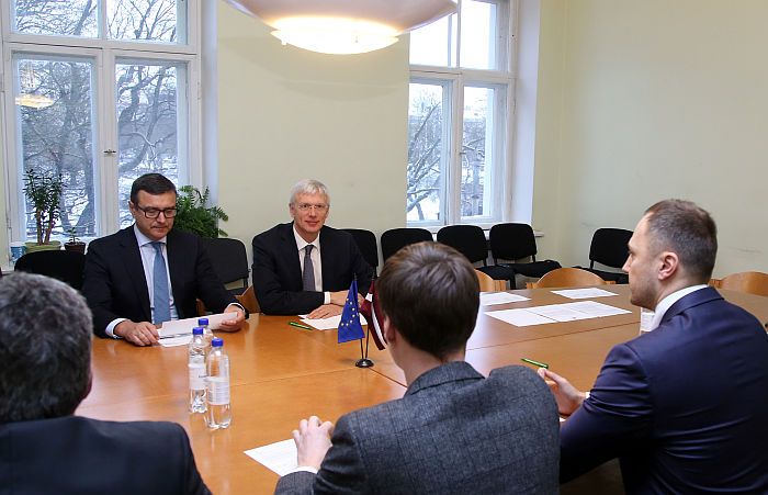 Partiju apvienības "Jaunā Vienotība" pārstāvji - labklājības ministrs Jānis Reirs (no kreisās) un Valsts prezidenta nominētais Ministru prezidenta amata kandidāts Krišjānis Kariņš tikšanās laikā ar partijas "KPV.LV" pārtāvjiem par valdības deklarācijas veidošanas principiem.