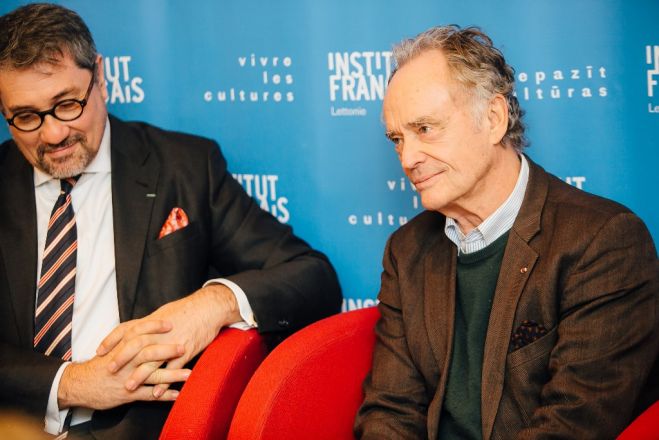 No kreisās: Francijas institūta Latvijā direktors Žils Bonviāls un franču diriģents Žans Klods Kazadesī.