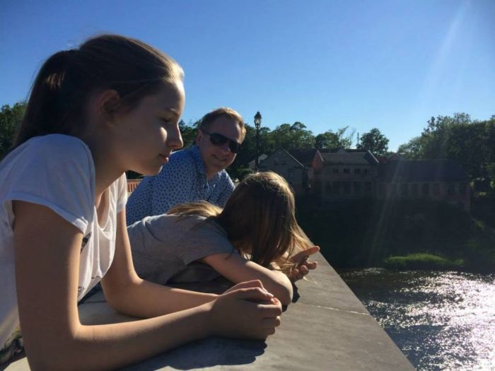 "Pateicoties šim, es labāk iepazinu savus bērnus, jo pārsvarā es visu laiku esmu darbā, un bērni arī visu laiku ir kaut kur prom. Es nesaku, ka šis viss ir kaut kas ļoti pozitīvs. Nē! Bet es no tā ņēmu un vēl joprojām uzturu šo pozitīvo sajūtu," teic mūziķis Ingus Ulmanis. Foto no privātā arhīva