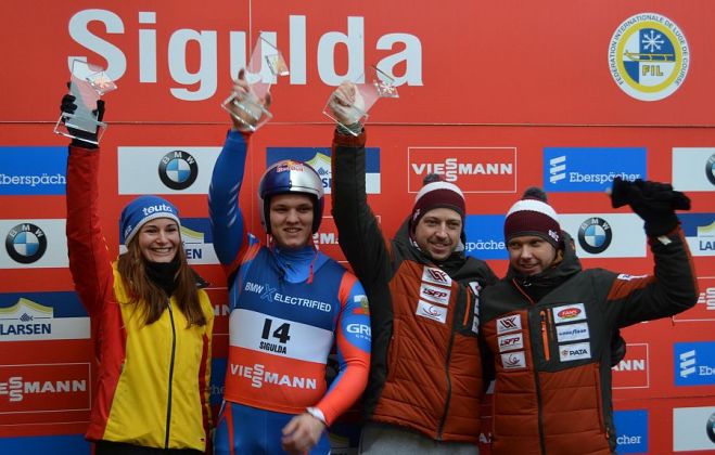 Sprinta kausa kopvērtējuma uzvarētāji Jūlija Taubica (Vācija), Romans Repilovs (Krievija), Andris un Juris Šici (Latvija). Foto – Mareks Gaļinovskis un fil-luge.org