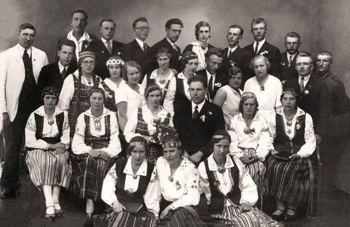 Allažu pagasta koris VIII Vispārējos latviešu Dziesmu svētkos (1933). Otrajā rindā trešais no labās –  diriģents Eduards Stots. Foto – no Turaidas muzejrezervāta arhīva