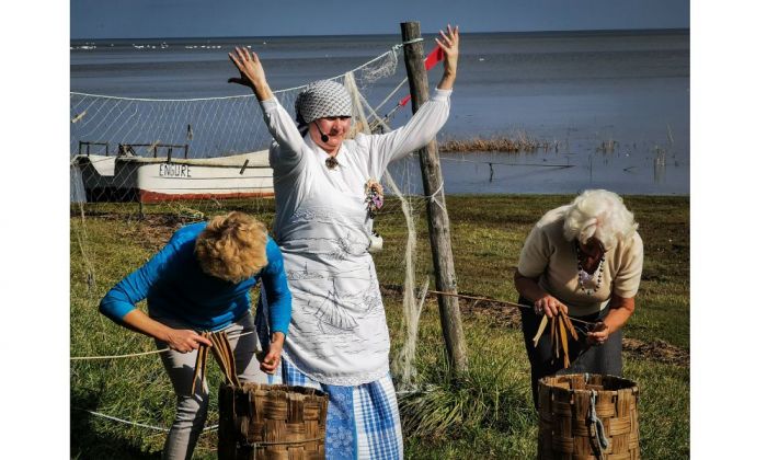 Iveta Celkarte Bērzciema “Dieniņās” ir gatava ikkatram tūristam iemacīt tīrīt, vērt un kūpināt zivis. Foto - Valdis Brauns
