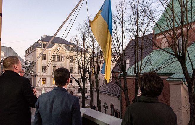 Saeimas priekšsēdētājs Edvards Smiltēns, Ukrainas vēstnieks Latvijā Oleksandrs Miščenko un “ziedot.lv” vadītāja Rūta Dimanta 14.februārī pie Saeimas nama pacēla Ukrainas karogu, atklājot akciju “Gaismu Ukrainai!”. Foto - Juris Vīgulis, Saeima