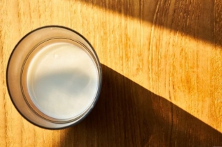 Tirgotāji: Piena produktu cenu veikalu plauktos ietekmē vairāki faktori