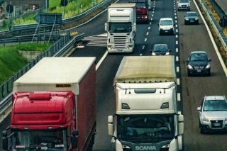 "Lursoft": Pērn lielākais jauno uzņēmumu skaits reģistrēts sauszemes un cauruļvadu transporta nozarē