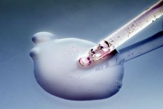 Sejas āda kļuvusi nogurusi? Farmaceits atklāj piecus vērtīgus vitamīnus kopšanas līdzekļos