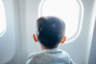 Pieci noderīgi padomi vecākiem, gatavojoties lidojumam ar bērniem