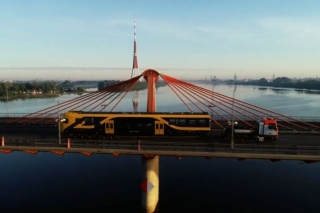 Rīgā nogādāti pirmie divi jauno elektrovilcienu vagoni