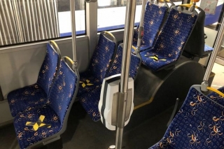 "Rīgas satiksme" aicina sabiedriskajā transportā neizmantot marķētās sēdvietas