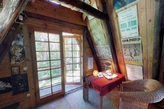 Imanta Ziedoņa muzeju "Dzirnakmeņi" piedāvā apmeklēt virtuāli