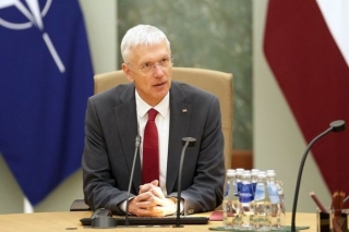 Kariņš uzdevis Aizsardzības ministrijai vērtēt iespējas lauzt līgumu par pārtikas piegādi Latvijas armijai