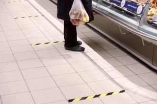 Vairāki "Maxima" veikali periodiski slēgti pūļa mazināšanai