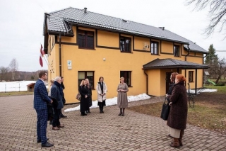 Foto: Saeimas Sociālo lietu komisija izbraukuma sēdē apmeklē Allažu bērnu un ģimenes atbalsta centru
