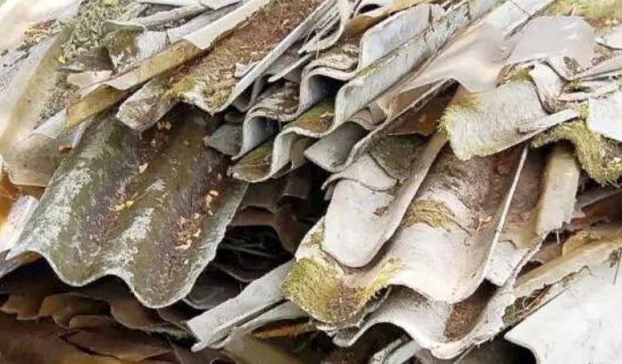 Attēls rakstam: Pēdējo gadu laikā pieaudzis ziņojumu skaits par vidē izmestiem azbestu saturošiem atkritumiem