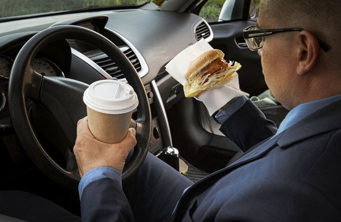 Attēls rakstam: 39% autovadītāju braucot pie stūres runā pa telefonu, 40% dzer kafiju