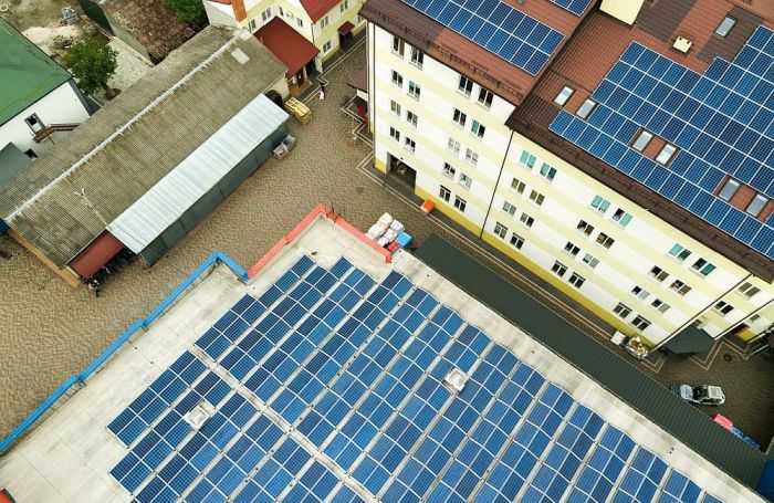 Attēls rakstam: Aptauja: 40% iedzīvotāju atbalsta saules paneļu uzstādīšanu uz daudzdzīvokļu namu jumtiem