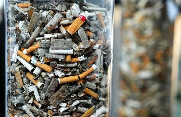 Attēls rakstam: Aptauja: Latvijā 56% smēķētāju nerūp izsmēķu izmešana vidē