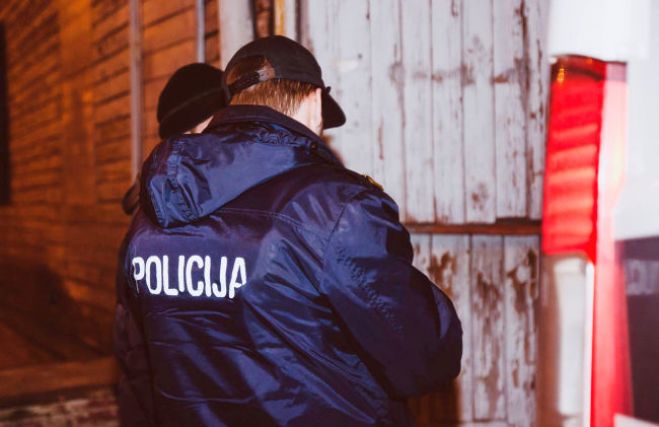 Aizdomās par jaunbūvju apzagšanu policija Jūrmalā aizturējusi vīrieti