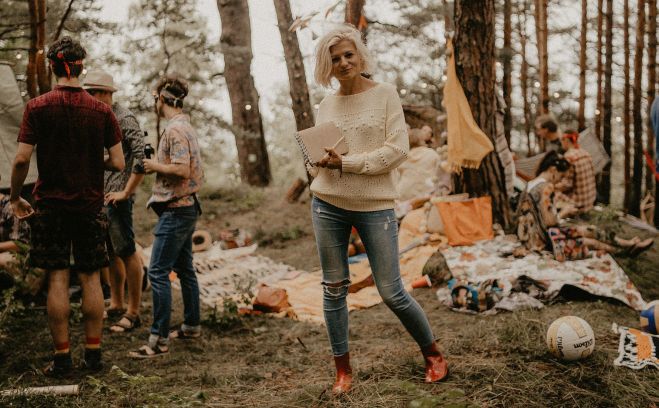 “Zvejniekciems man vienmēr būs tuvs ar savu dabu, kas iedvesmo, maniem koristiem, kuri ir interesantas personības un mums iet jautri, kā arī ar tūjām (savējie sapratīs), jo, pirms mēs sākām būvēt vasaras māju, mēs iestādījām simt divas tūjas,” stāsta Laura Leontjeva. Foto – no privātā arhīva 