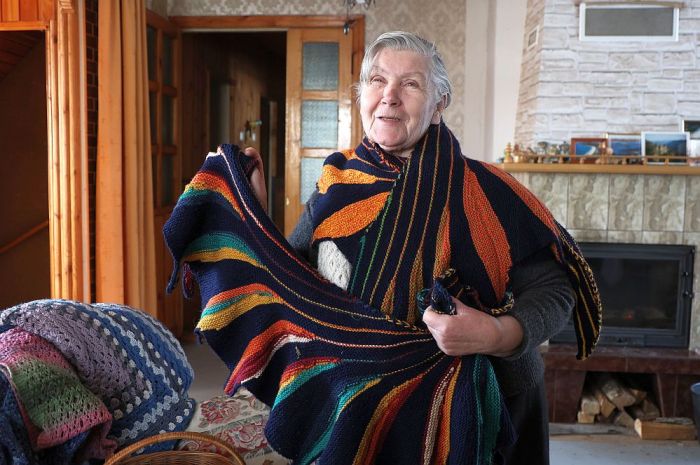 Velta Broka rāda interesantākos lakatus saskaņotās krāsās. Foto – Agris Veckalniņš